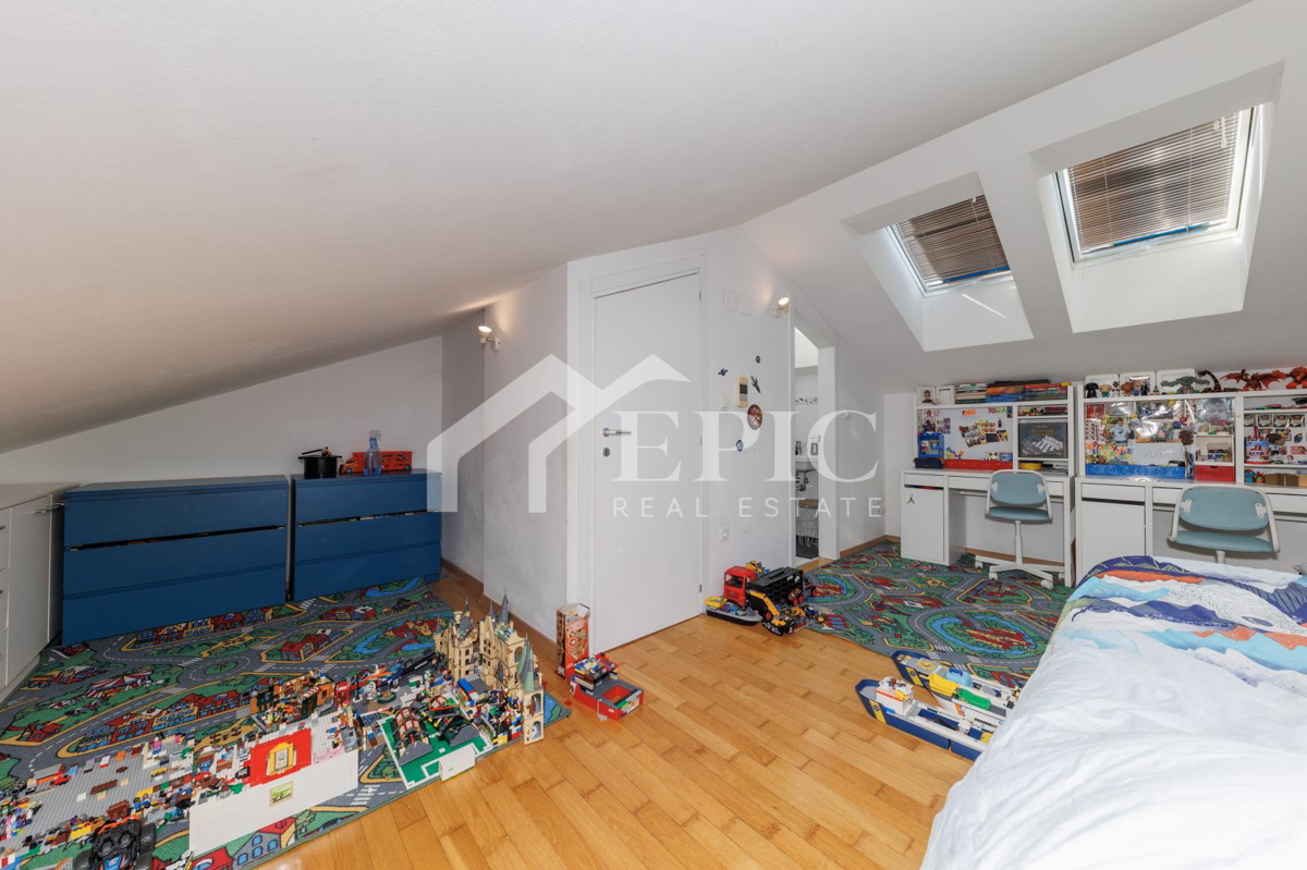 Prostorno dvonadstropno stanovanje