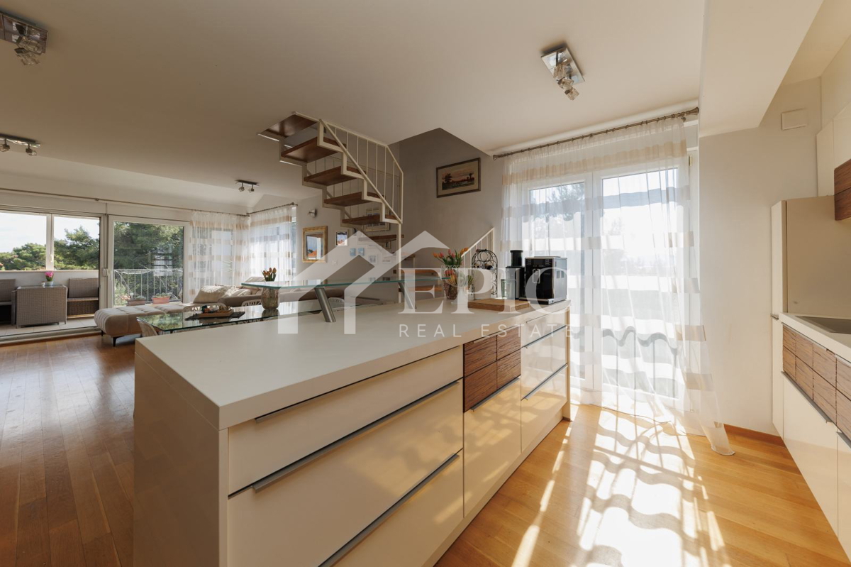 Prostorno dvonadstropno stanovanje