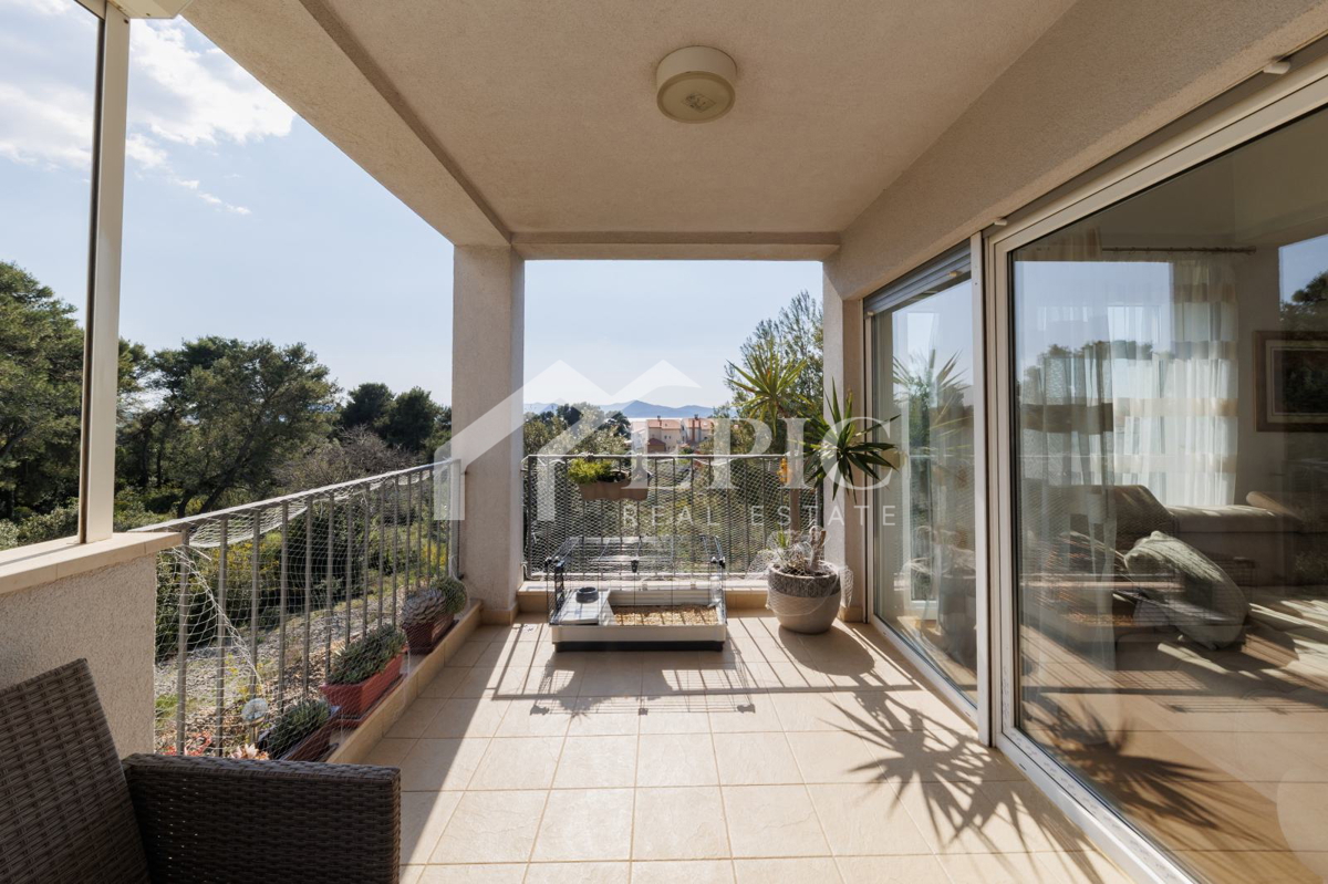 Prostorno dvonadstropno stanovanje