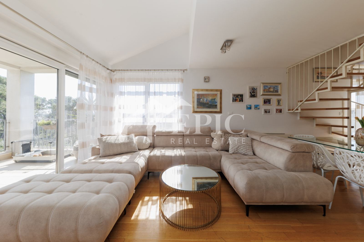 Prostorno dvonadstropno stanovanje