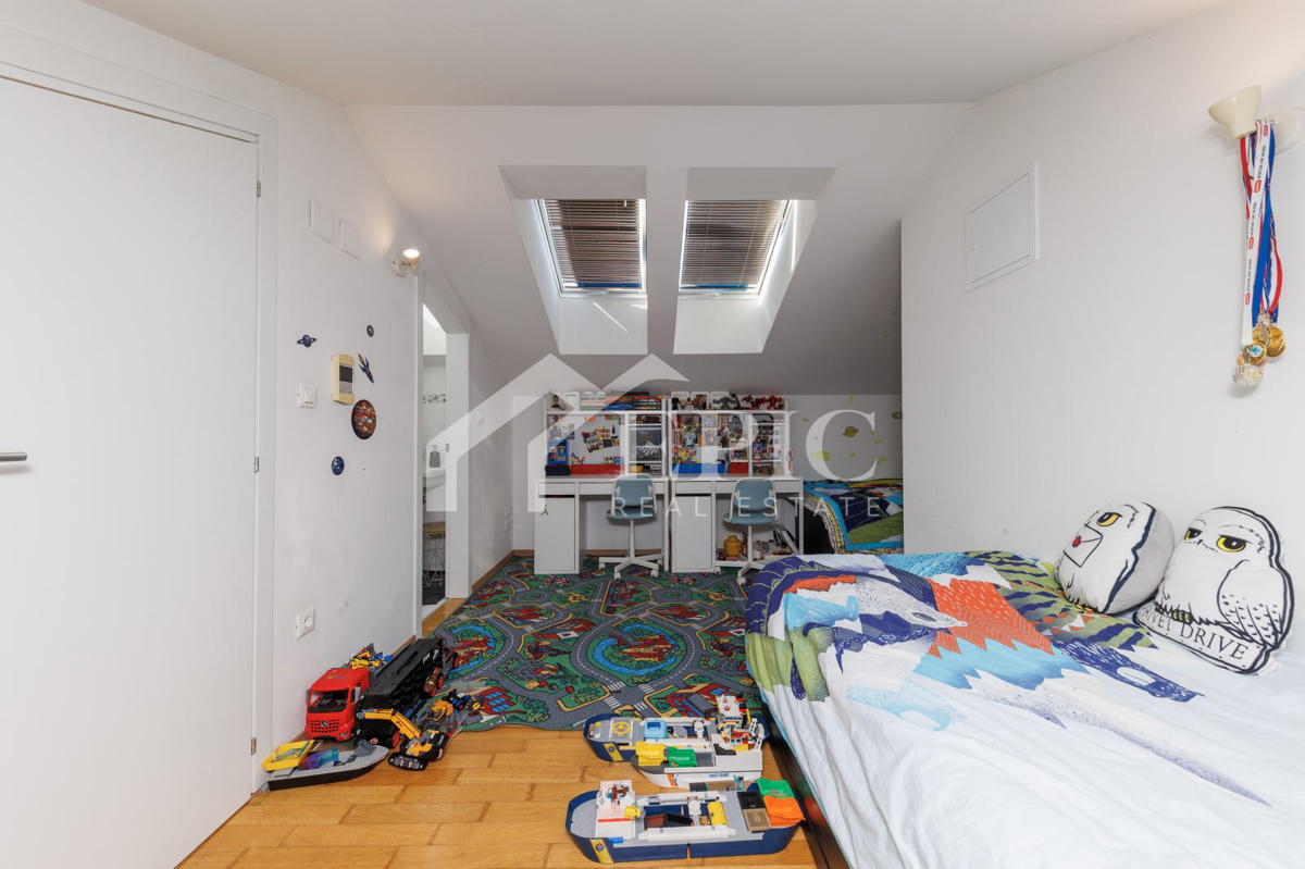 Prostorno dvonadstropno stanovanje