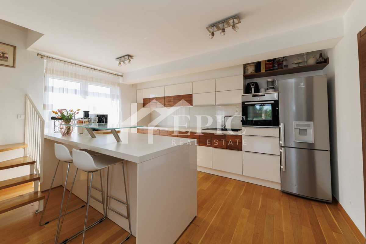 Prostorno dvonadstropno stanovanje