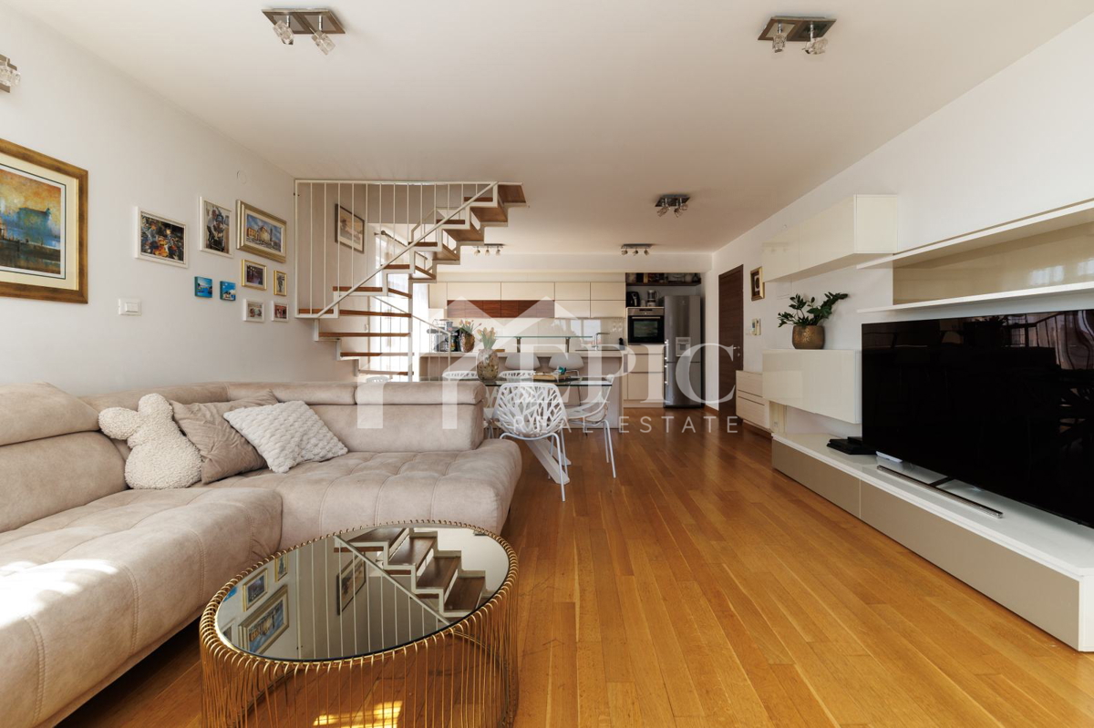 Prostorno dvonadstropno stanovanje