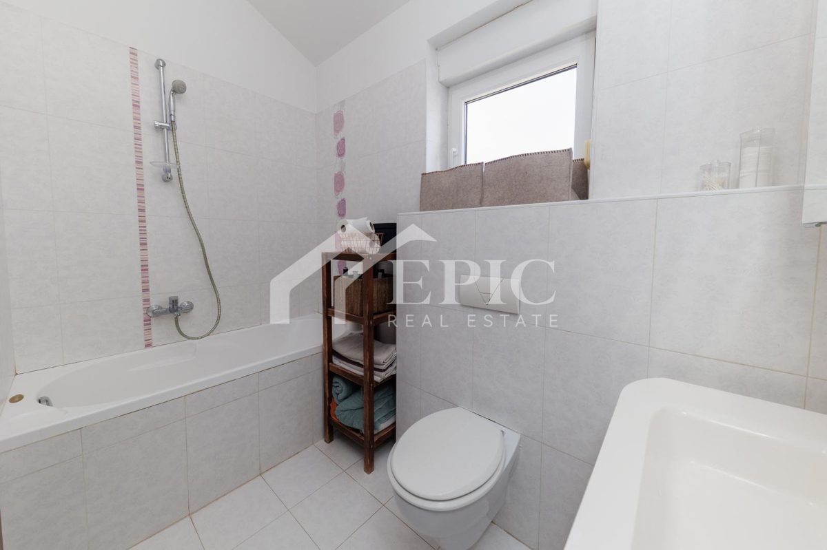 Prostorno dvonadstropno stanovanje