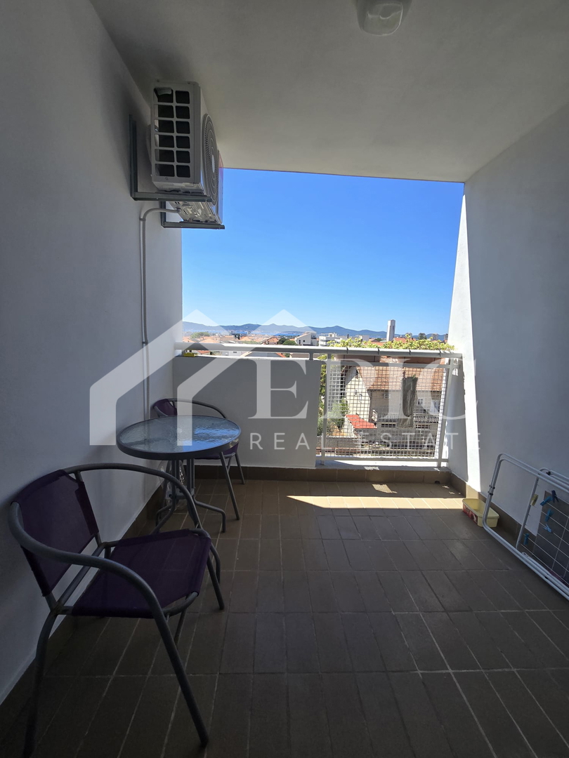 Trosobno stanovanje v 3. nadstropju - Bili Brig