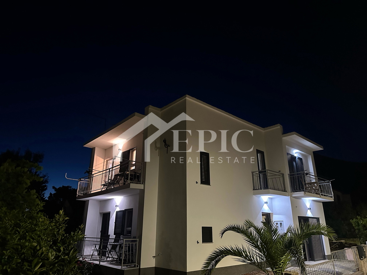 Samostojna hiša s štirimi bivalnimi enotami