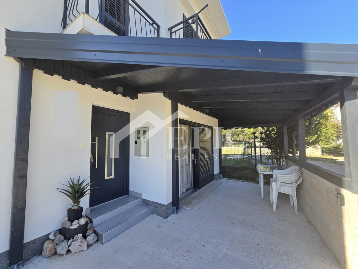 Samostojna hiša s štirimi bivalnimi enotami