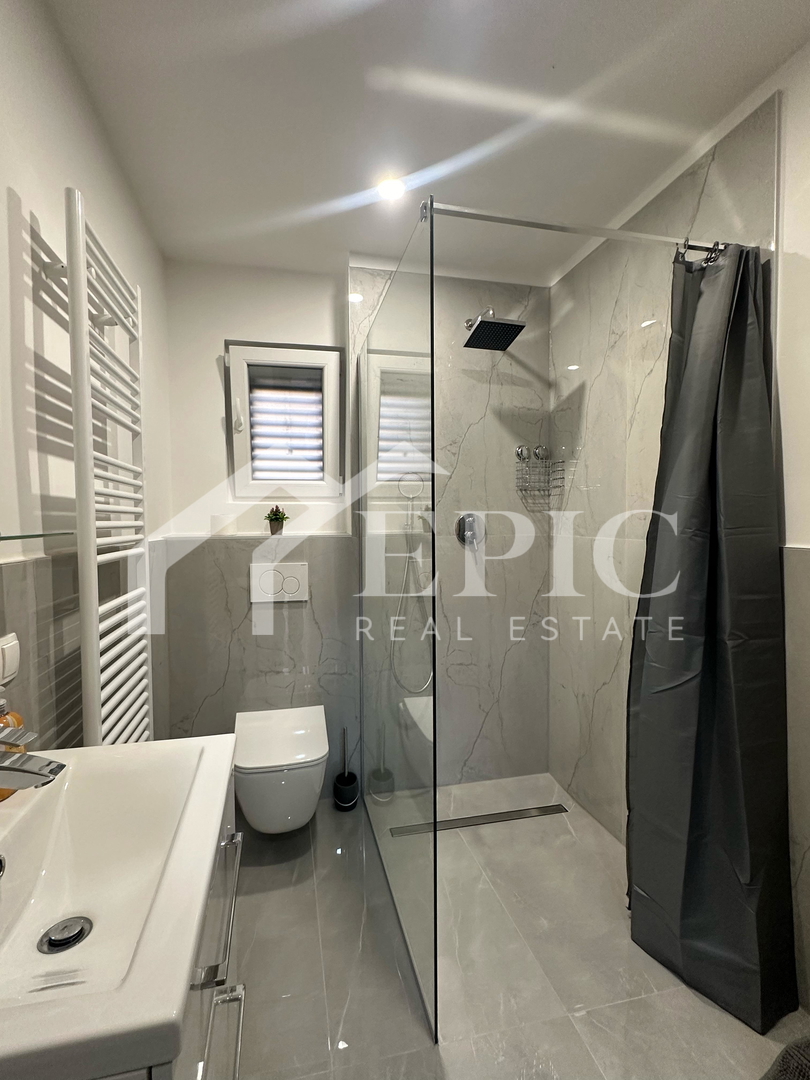 Samostojna hiša s štirimi bivalnimi enotami