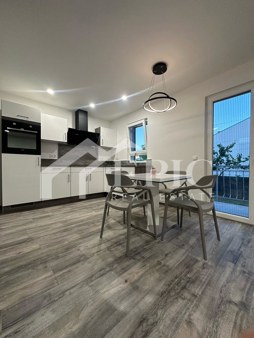 Samostojna hiša s štirimi bivalnimi enotami