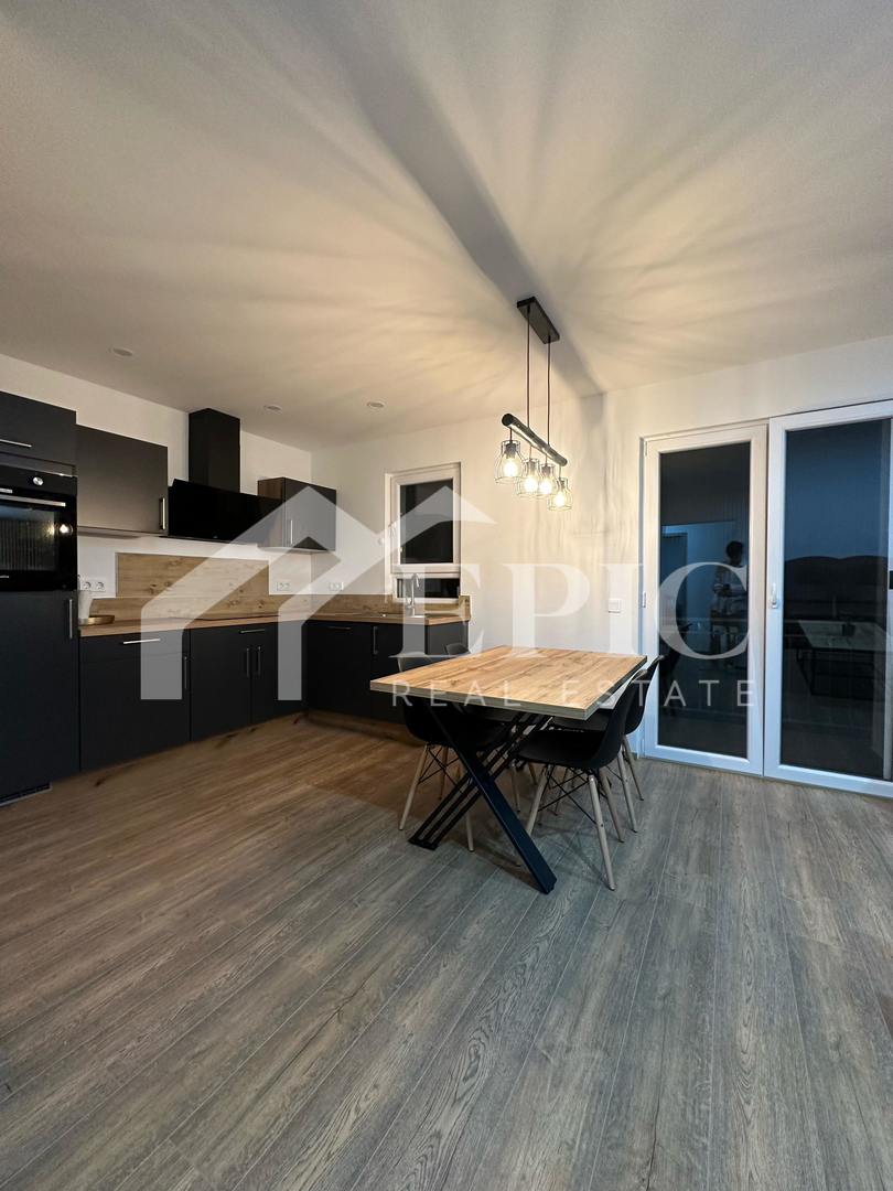 Samostojna hiša s štirimi bivalnimi enotami