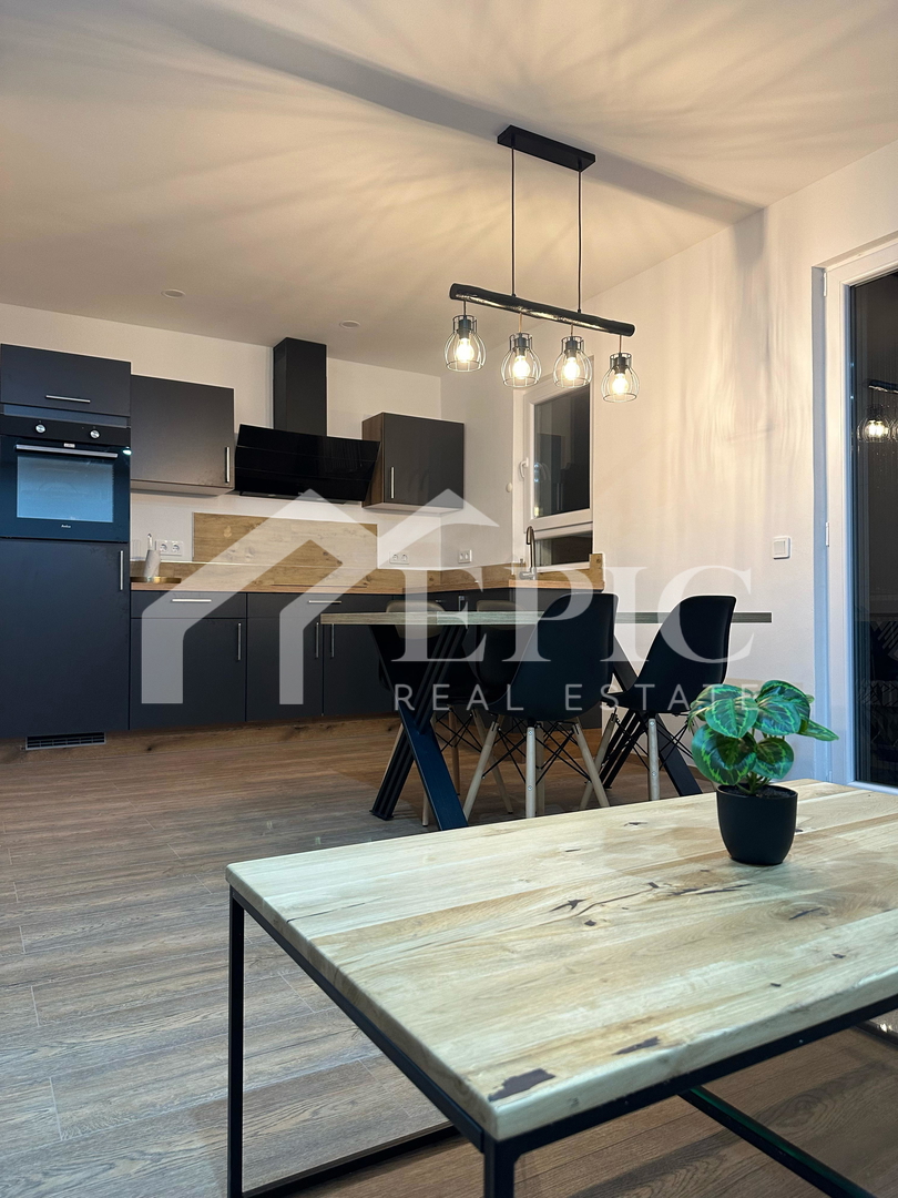 Samostojna hiša s štirimi bivalnimi enotami