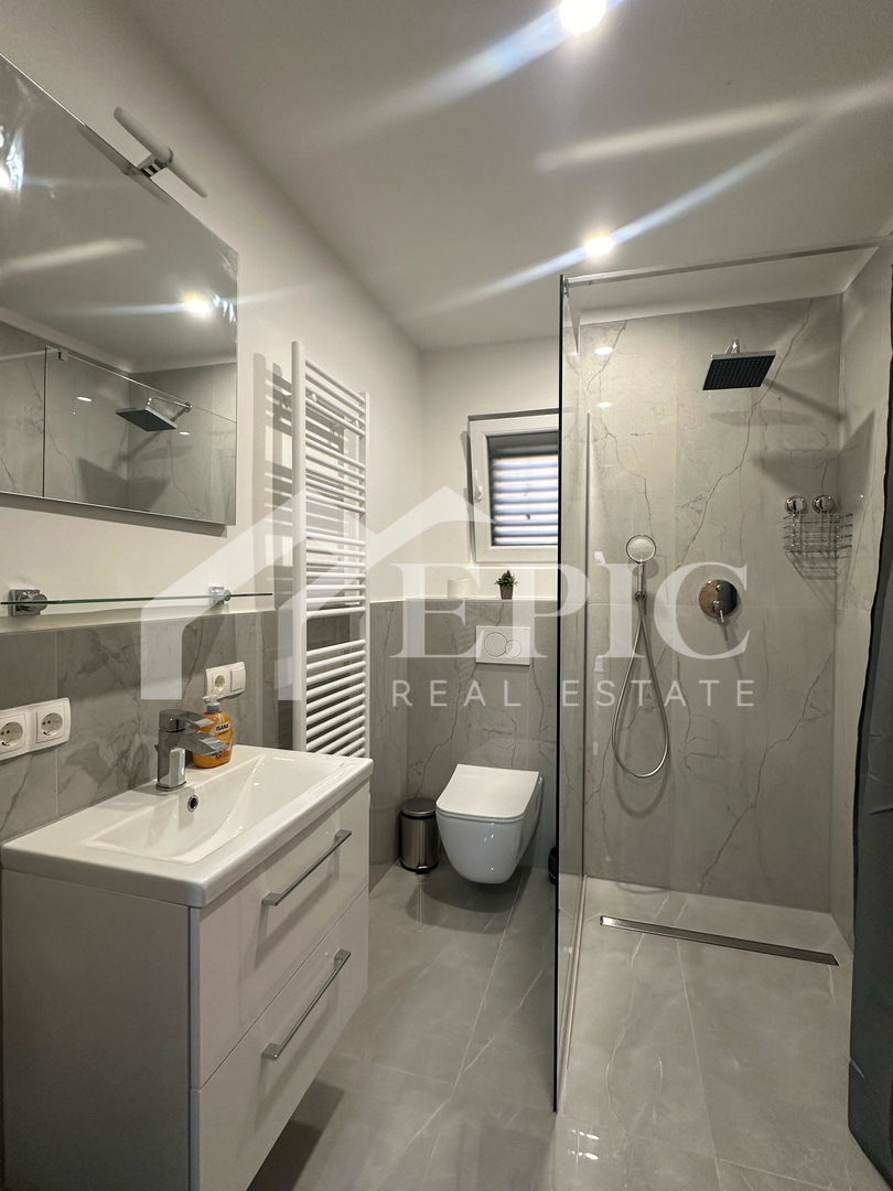 Samostojna hiša s štirimi bivalnimi enotami