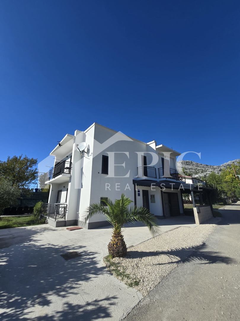 Samostojna hiša s štirimi bivalnimi enotami