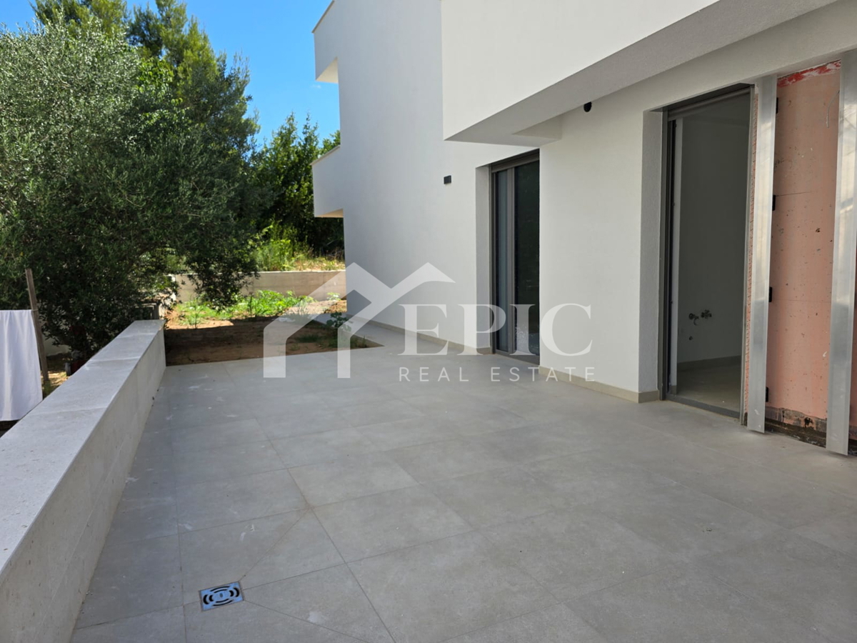 EKSKLUZIVNO STANOVANJE 500 M OD MORJA - POPOLNA PRILOŽNOST ZA ŽIVLJENJE ALI POČITNICE