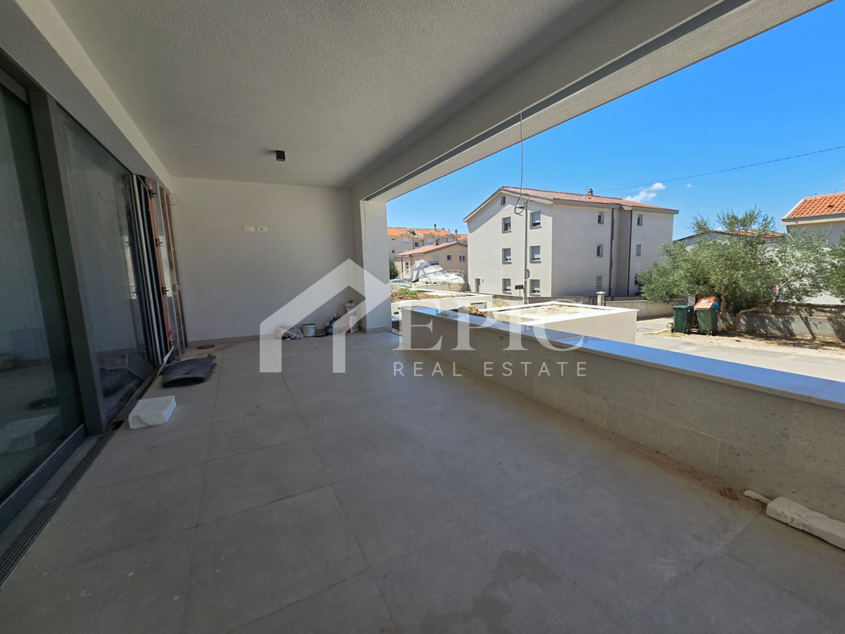 EKSKLUZIVNO STANOVANJE 500 M OD MORJA - POPOLNA PRILOŽNOST ZA ŽIVLJENJE ALI POČITNICE