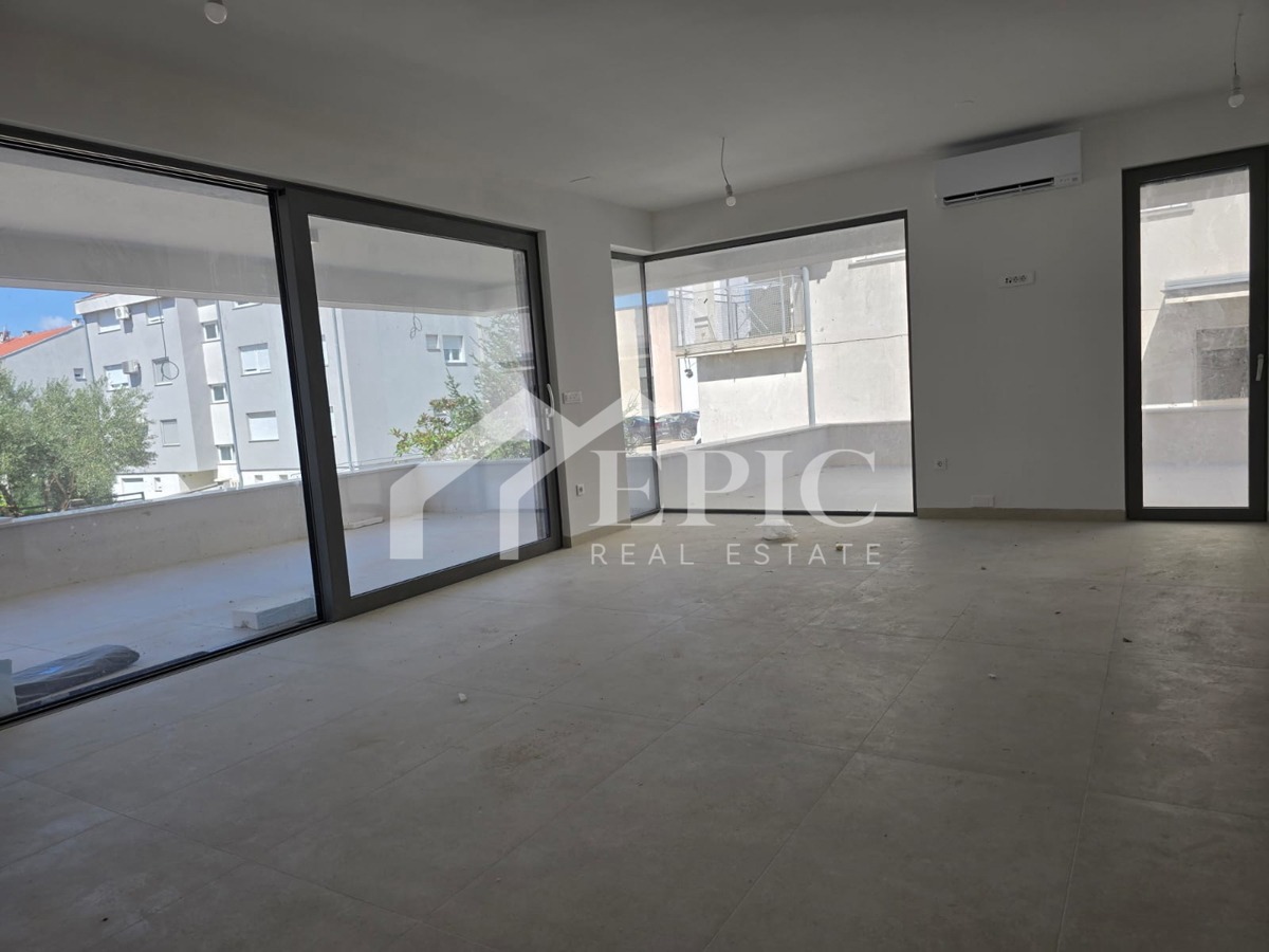 EKSKLUZIVNO STANOVANJE 500 M OD MORJA - POPOLNA PRILOŽNOST ZA ŽIVLJENJE ALI POČITNICE