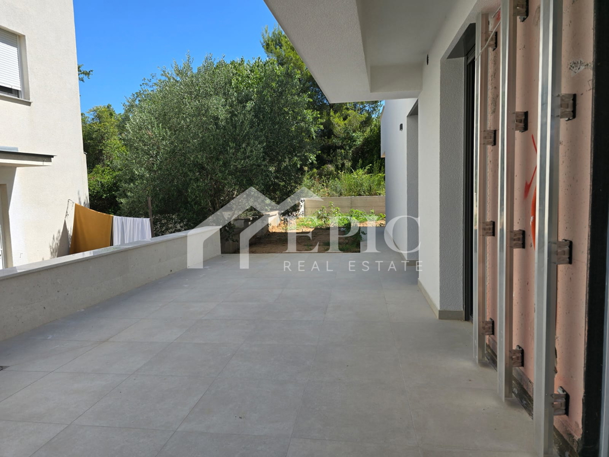 EKSKLUZIVNO STANOVANJE 500 M OD MORJA - POPOLNA PRILOŽNOST ZA ŽIVLJENJE ALI POČITNICE