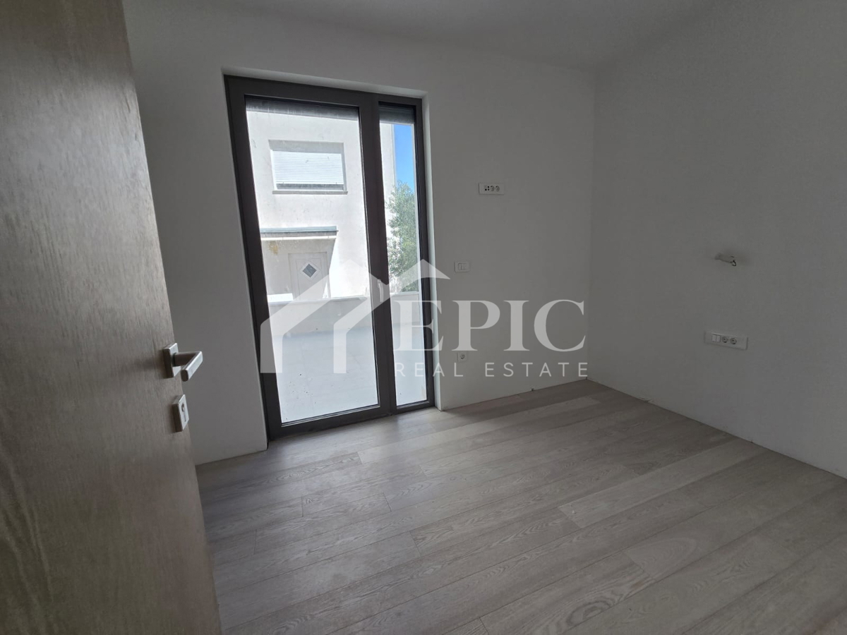 EKSKLUZIVNO STANOVANJE 500 M OD MORJA - POPOLNA PRILOŽNOST ZA ŽIVLJENJE ALI POČITNICE