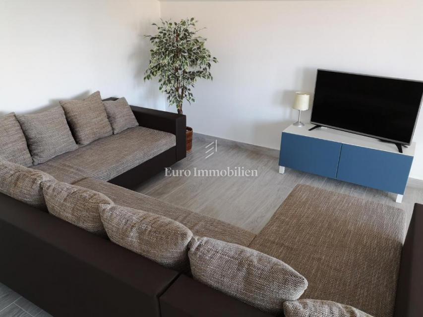 Dramalj, prenovljena hiša s petimi apartmaji in bazenom