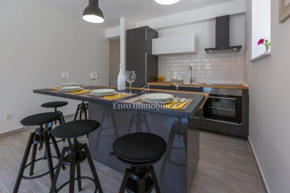Dramalj, prenovljena hiša s petimi apartmaji in bazenom