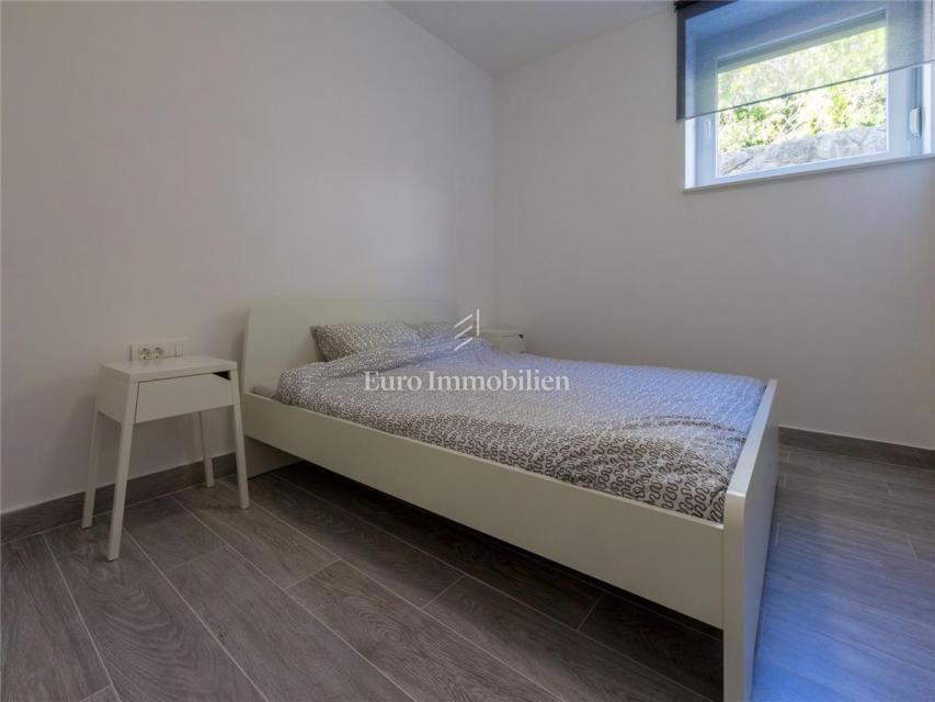 Dramalj, prenovljena hiša s petimi apartmaji in bazenom