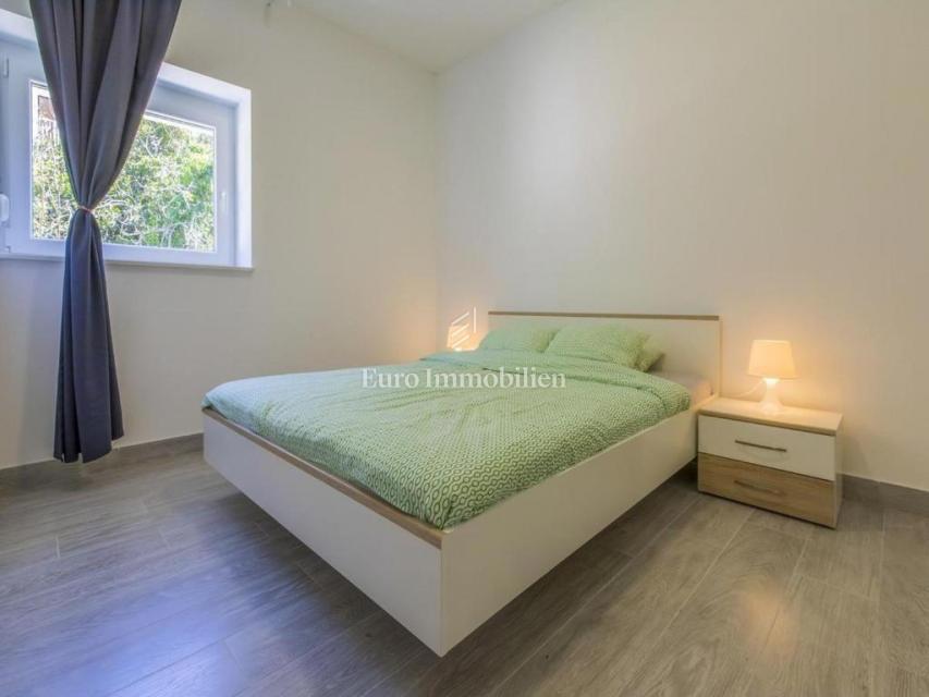 Dramalj, prenovljena hiša s petimi apartmaji in bazenom