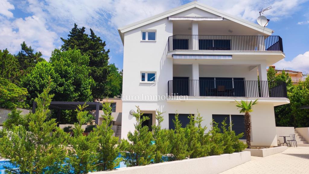 Dramalj, prenovljena hiša s petimi apartmaji in bazenom