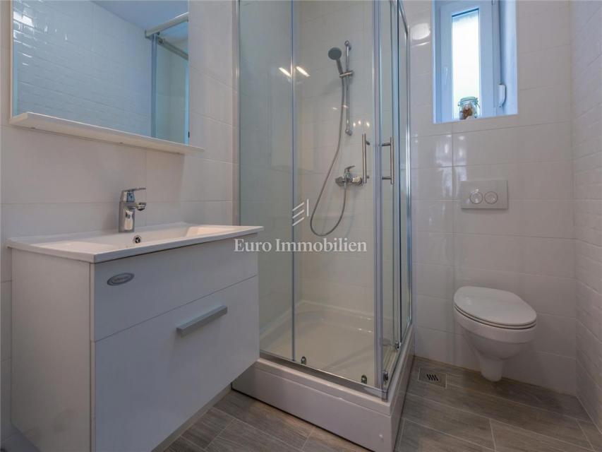 Dramalj, prenovljena hiša s petimi apartmaji in bazenom