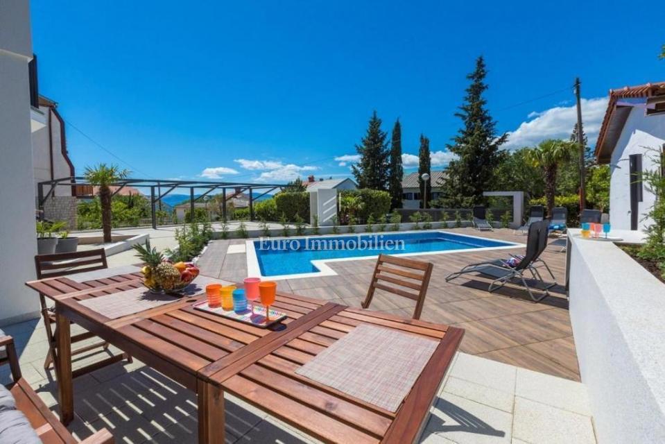 Dramalj, prenovljena hiša s petimi apartmaji in bazenom