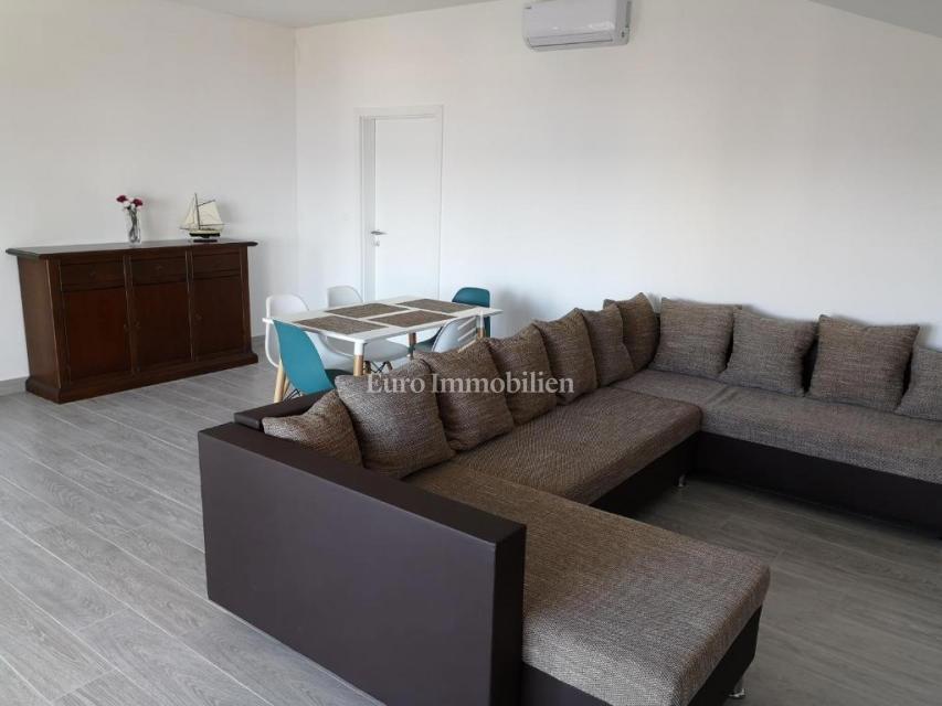 Dramalj, prenovljena hiša s petimi apartmaji in bazenom