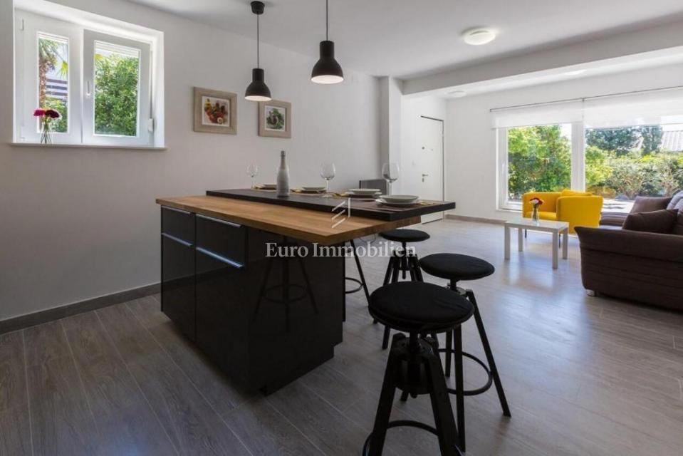 Dramalj, prenovljena hiša s petimi apartmaji in bazenom