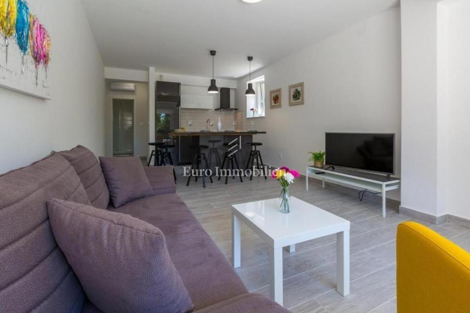 Dramalj, prenovljena hiša s petimi apartmaji in bazenom