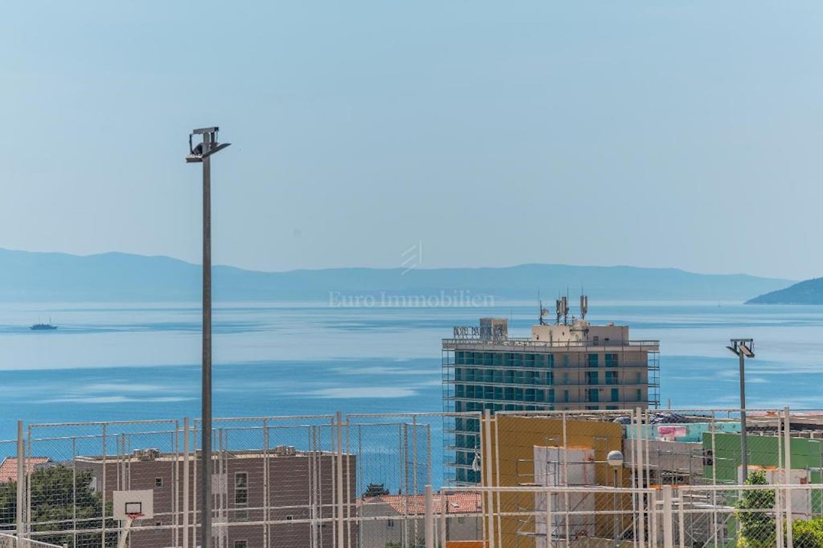 Lepo stanovanje z veliko teraso in garažo - Makarska