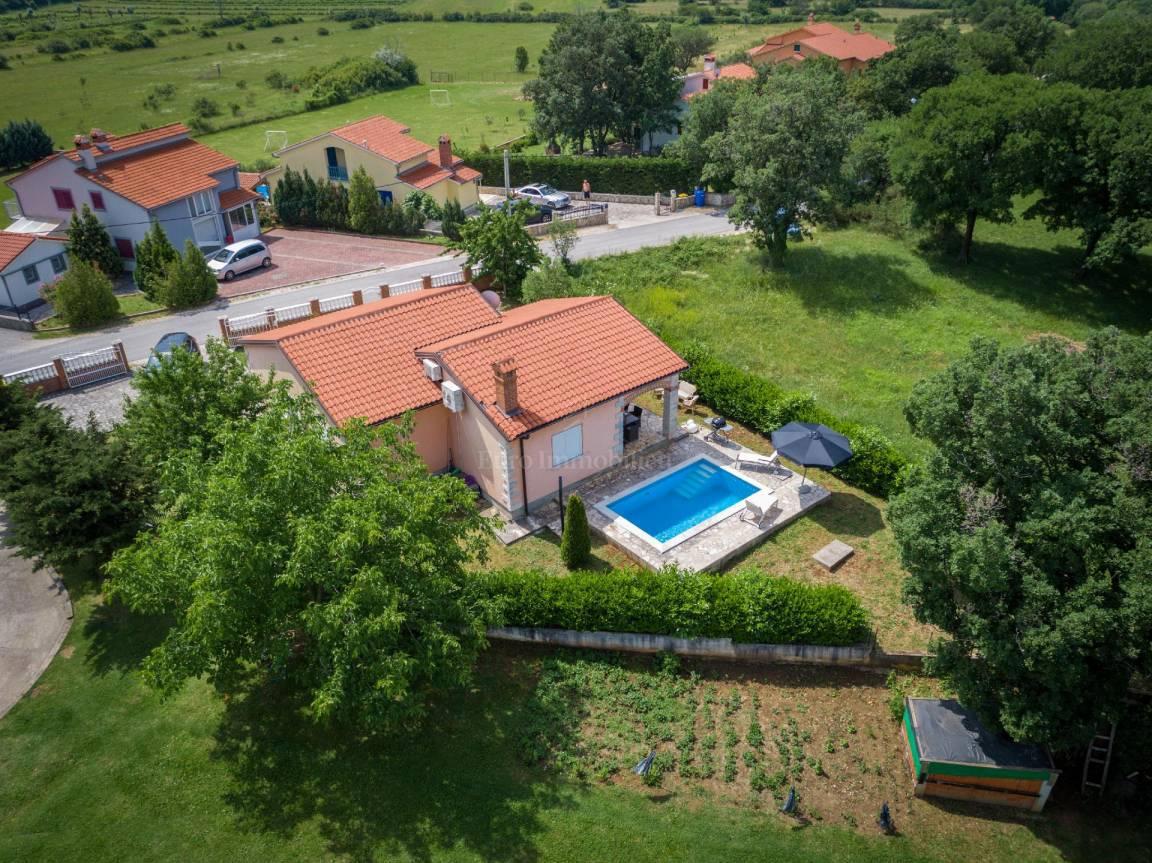 Čudovita hiša z bazenom - okolica Labina