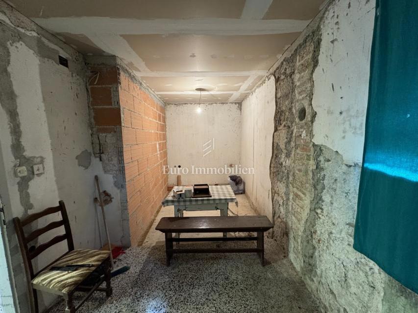 Tri kamnite hiše z velikim vrtom
