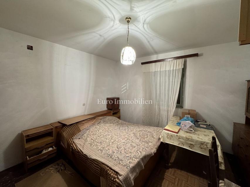 Tri kamnite hiše z velikim vrtom