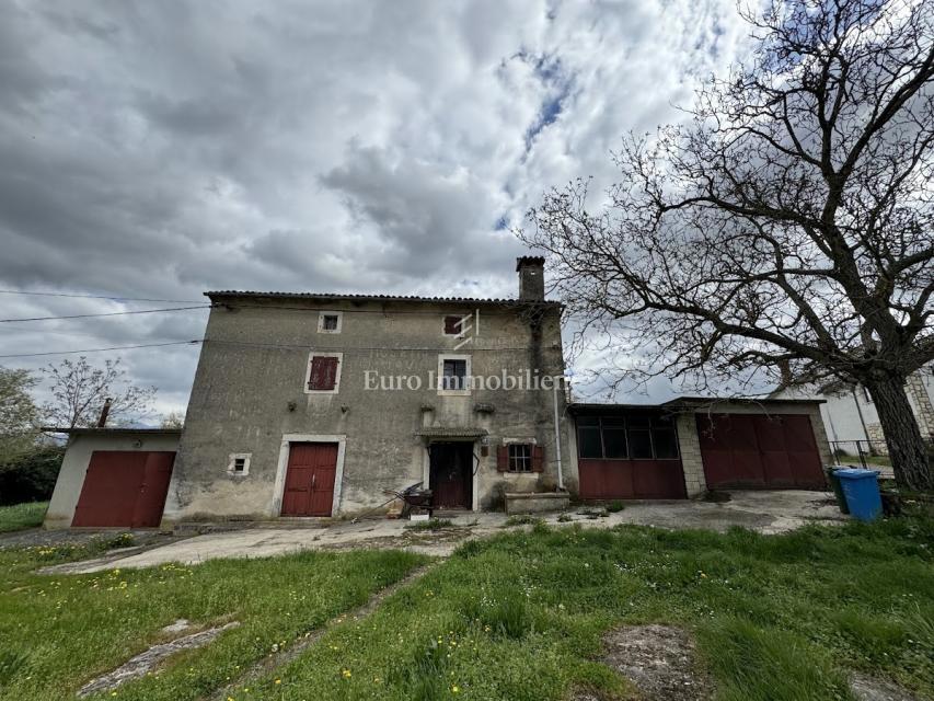 Tri kamnite hiše z velikim vrtom