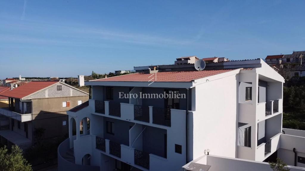 Hiša s 6 apartmaji in pomožnim objektom
