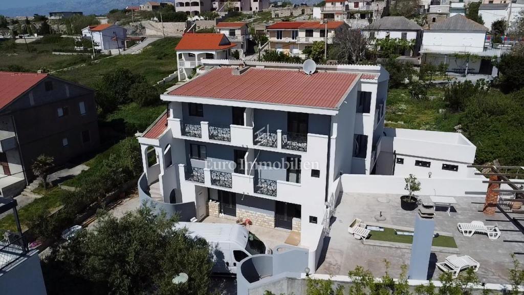 Hiša s 6 apartmaji in pomožnim objektom