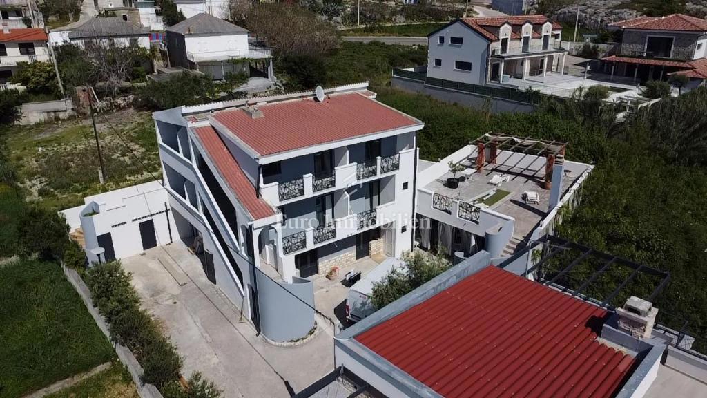 Hiša s 6 apartmaji in pomožnim objektom