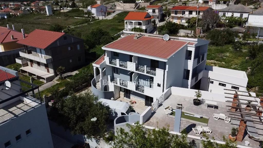 Hiša s 6 apartmaji in pomožnim objektom