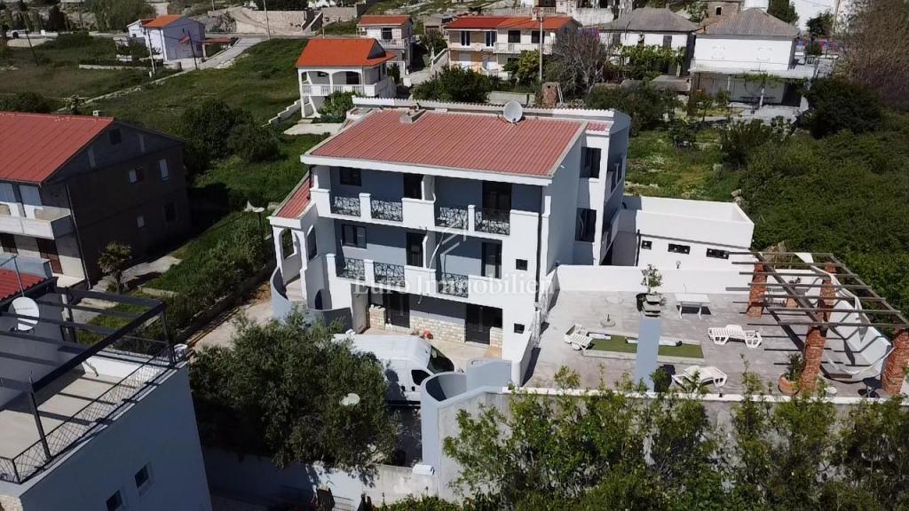 Hiša s 6 apartmaji in pomožnim objektom