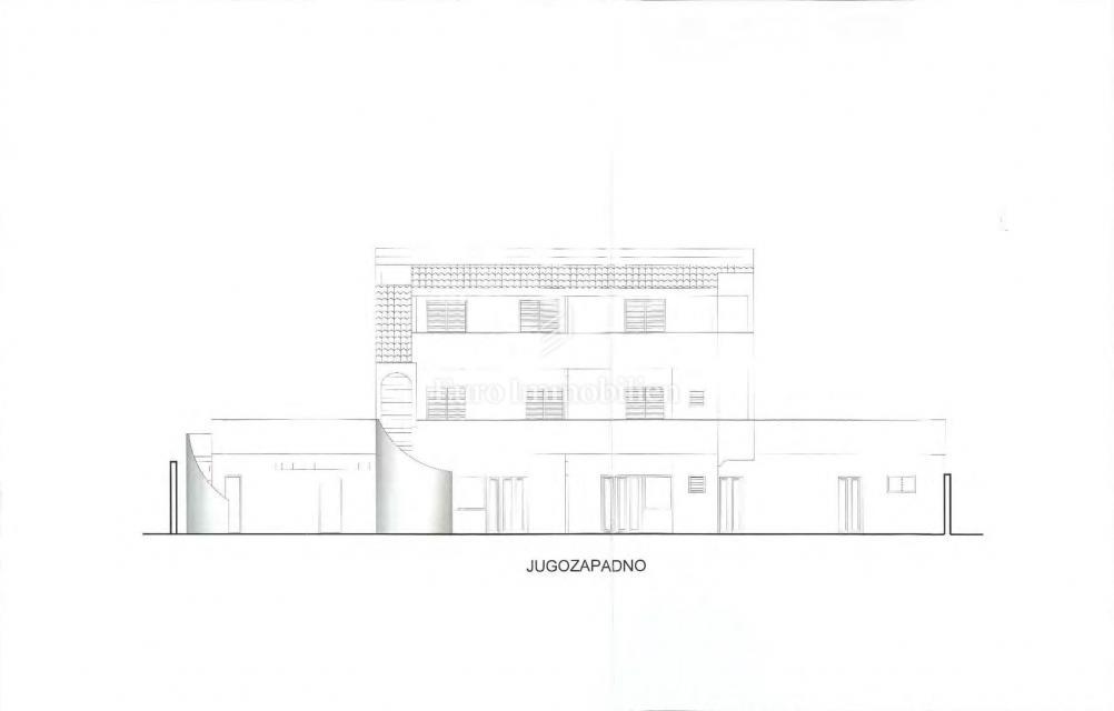 Hiša s 6 apartmaji in pomožnim objektom