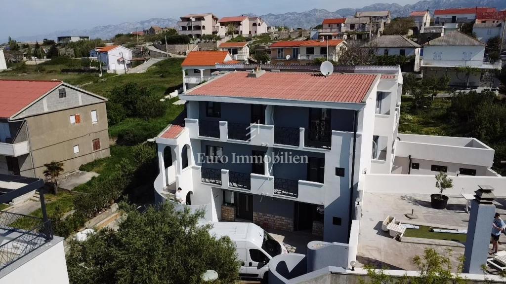 Hiša s 6 apartmaji in pomožnim objektom