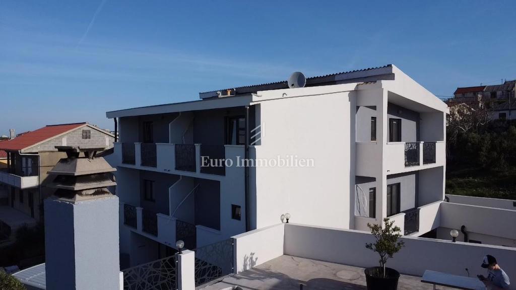 Hiša s 6 apartmaji in pomožnim objektom