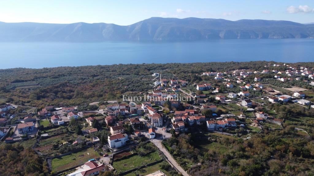 Kamnita hiša za obnovo s pogledom na morje na otoku Krku