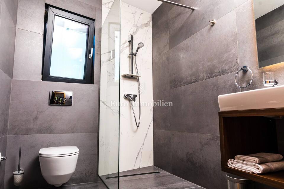 Vir, urbana apartmajska vila z bazenom