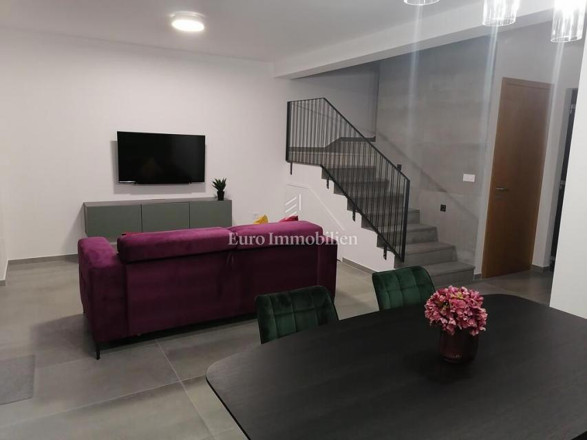 Vir, urbana apartmajska vila z bazenom