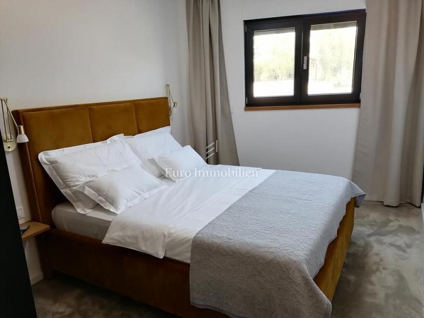 Vir, urbana apartmajska vila z bazenom