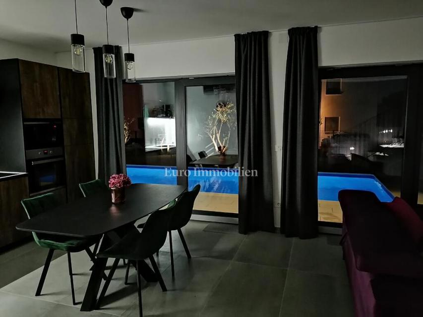 Vir, urbana apartmajska vila z bazenom